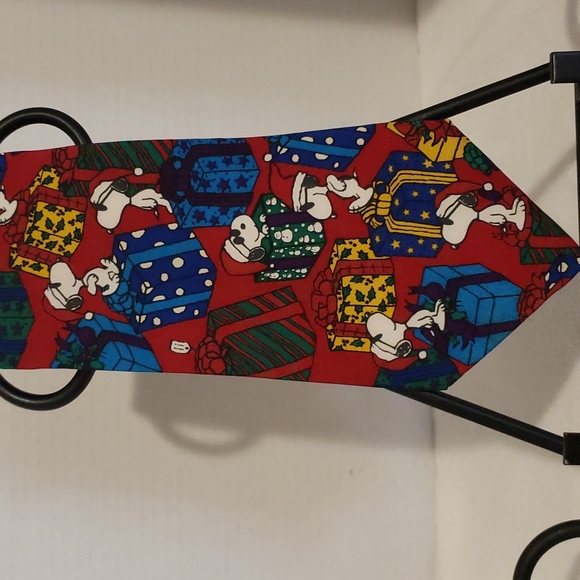 Peanuts | Men's 100% Silk Tie "Do Not Open Until Christmas" - Picture 4 of 8